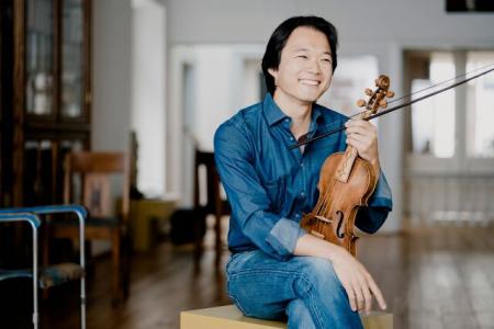 Shunske Sato sitting with violin