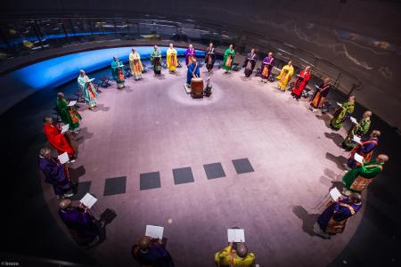 Shomyo no Kai performing in a circle