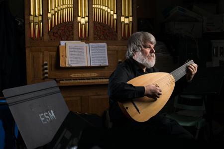 Paul O'Dette holding a lute