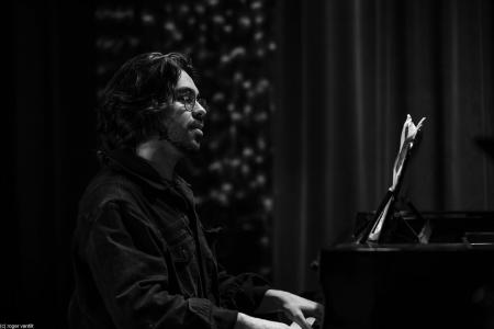 Jeremy Corren playing the piano