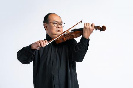 Robert Chen plays the violin.