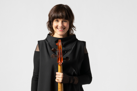 Katinka Kleijn holding a cello.