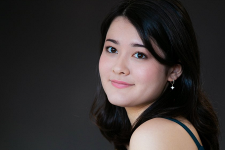 A headshot of pianist Umi Garrett.