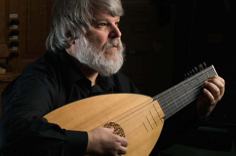 Paul O'Dette holding a lute