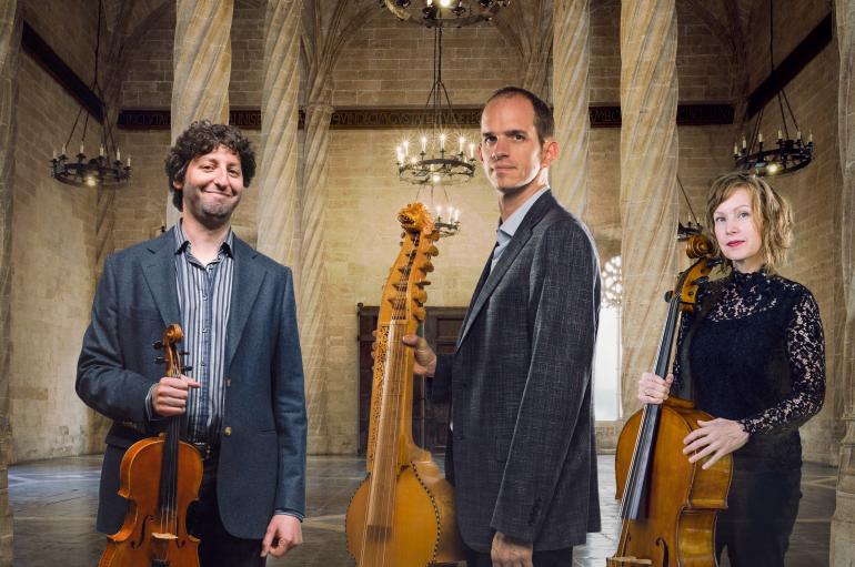 Members of the Valencia Baryton Project posing with their instruments