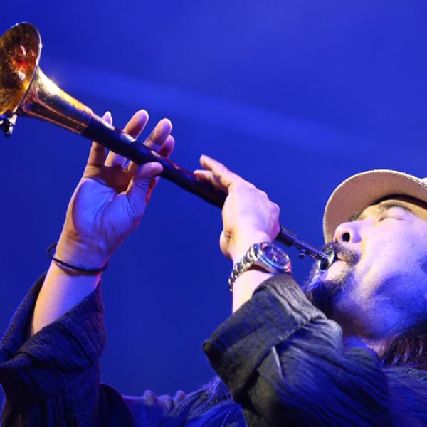 Yazhi Guo playing the suona