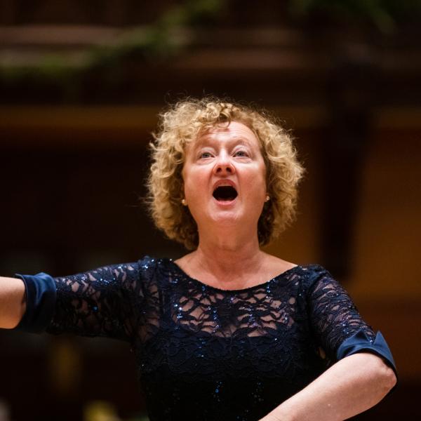 Anne Azéma singing and conducting