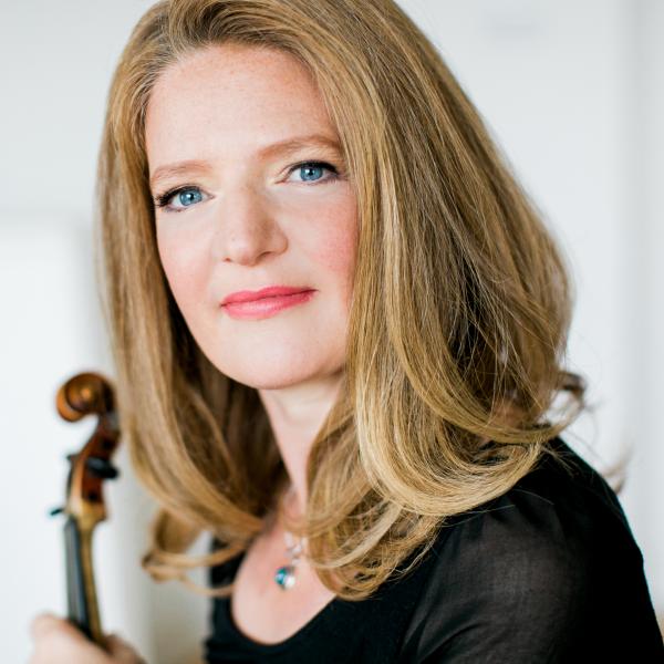 Rachel Podger holding her violin