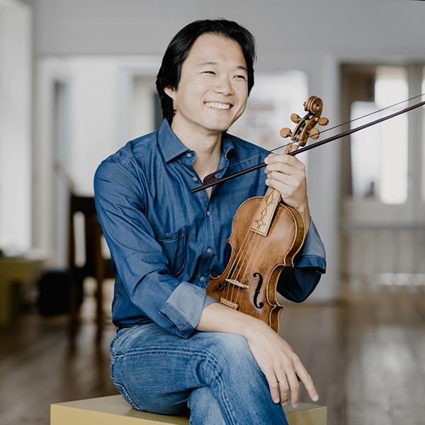 Shunske Sato holding violin