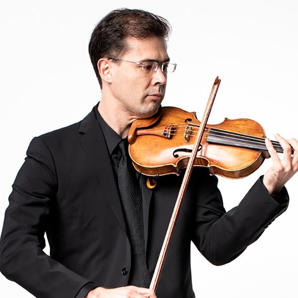 Tomo Keller playing the violin
