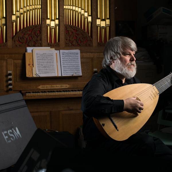 Paul O'Dette holding a lute