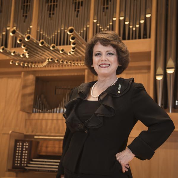  Lynne Davis solo picture in front of a organ