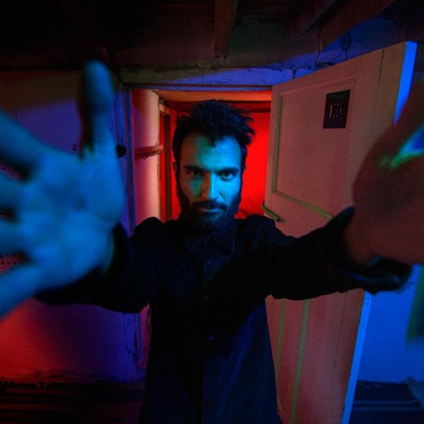  Tigran Hamasyan solo picture in a room filled with neon lights
